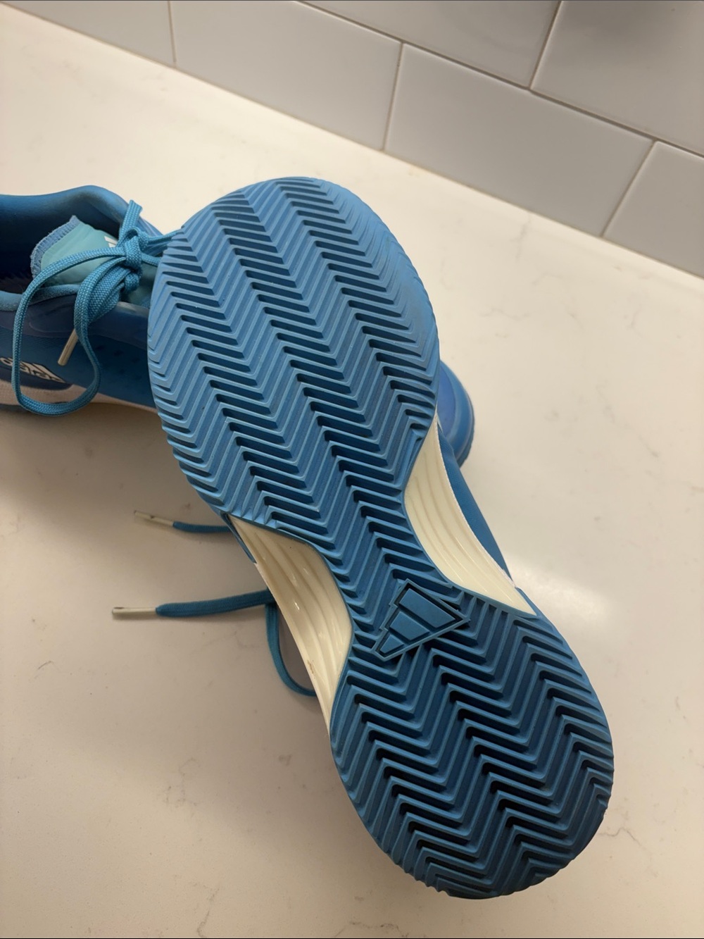 Women’s Adidas Avacourt Tennis shoes - Picture 3 of 4